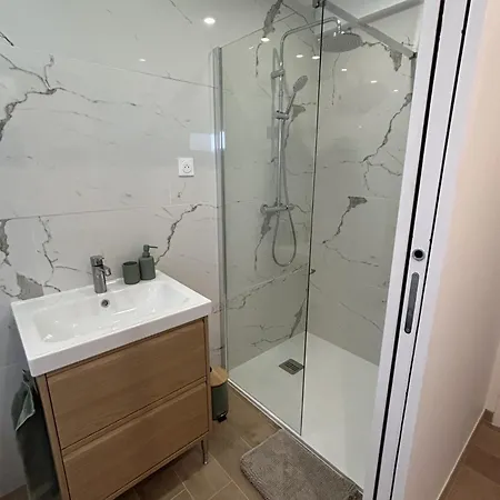Avec Salle De Bain Et Coin Kitchenette 3*