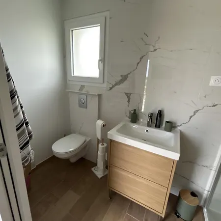 Pensión Avec Salle De Bain Et Coin Kitchenette Fontains